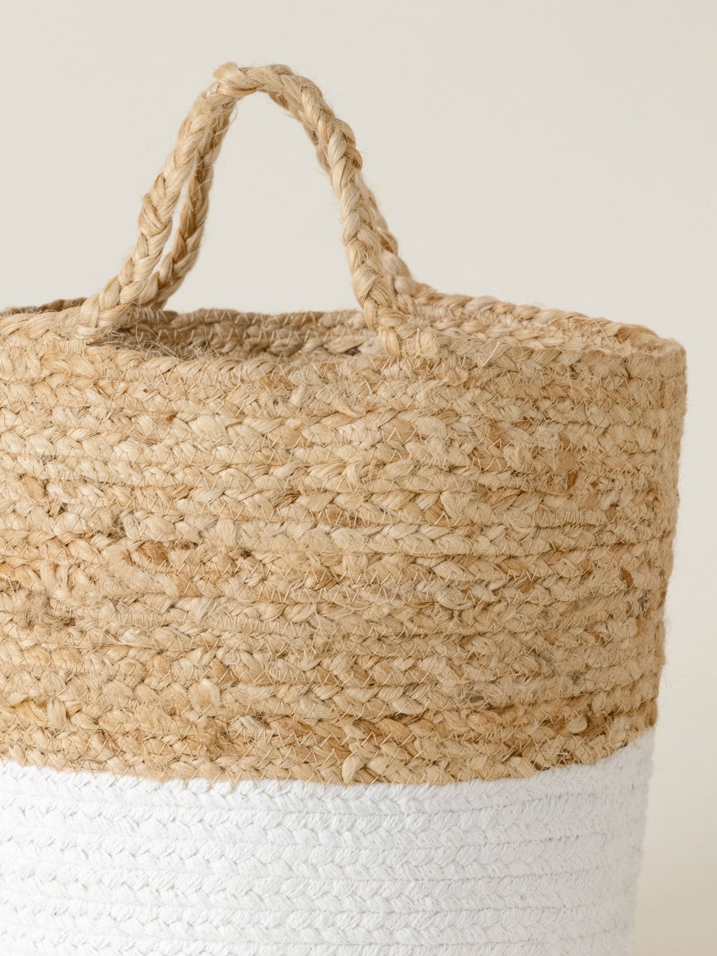 带把手的黄麻篮子