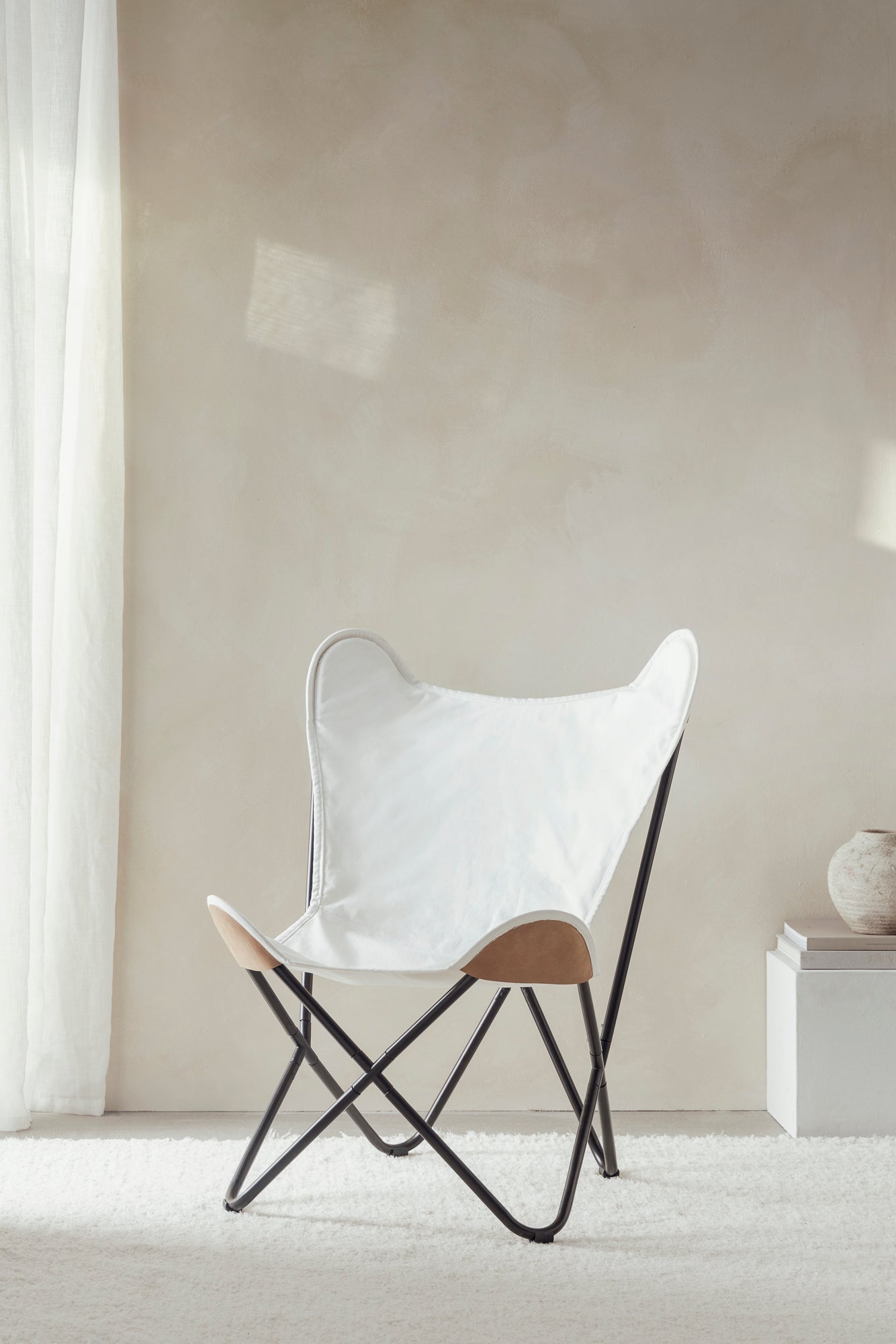 Chaise en toile blanche avec coins en cuir