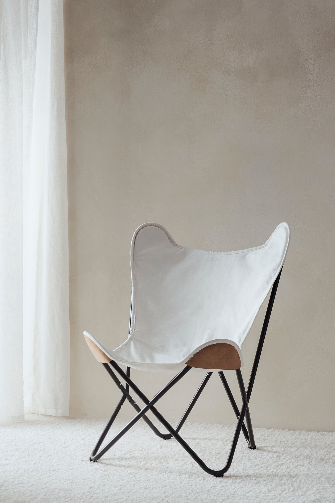 Chaise en toile blanche avec coins en cuir
