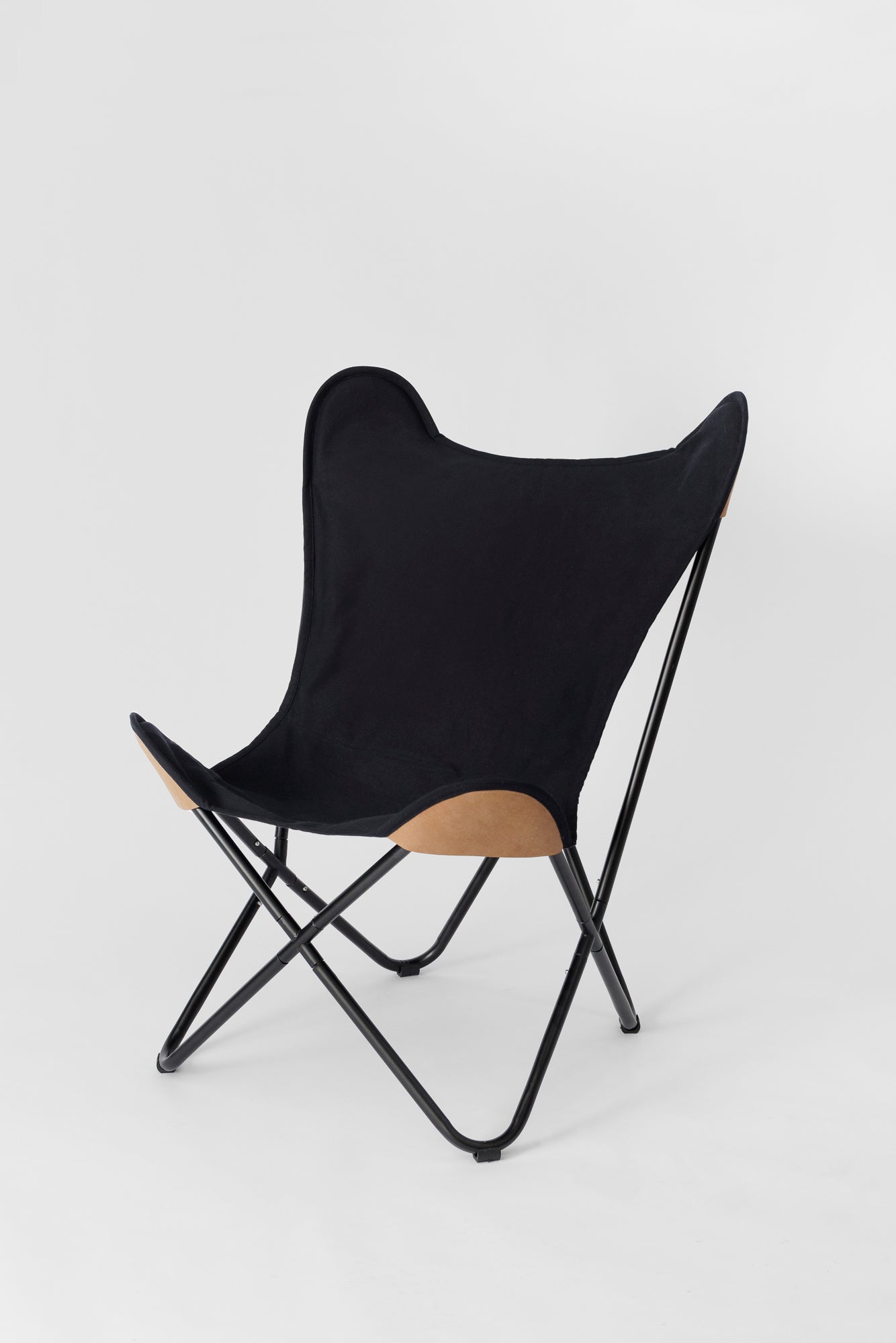 Chaise en toile noire avec coins en cuir