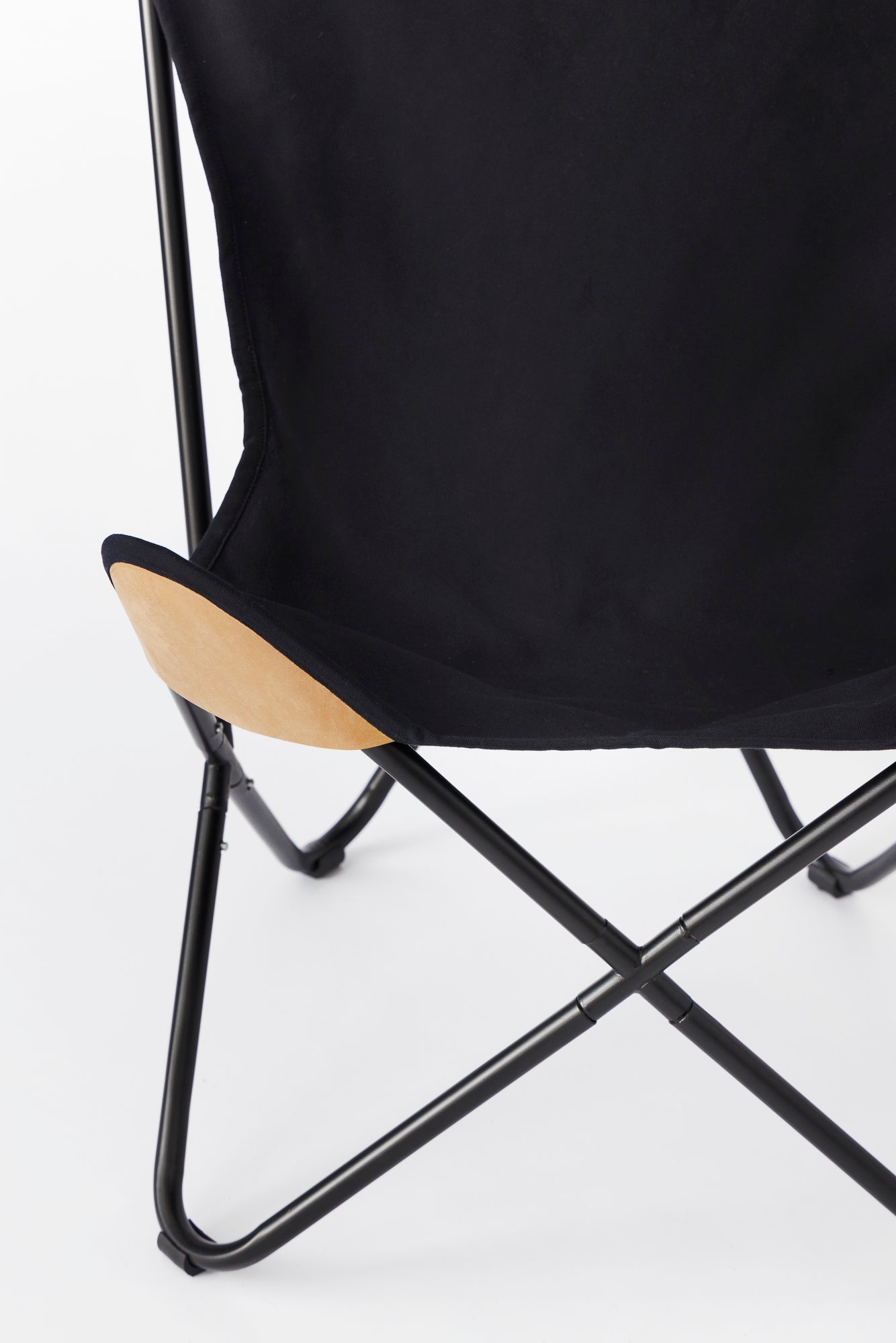 Chaise en toile noire avec coins en cuir